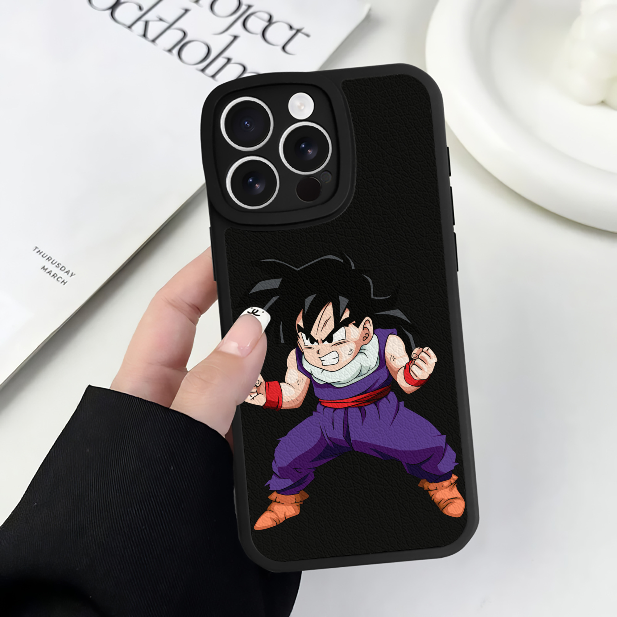 （画像用） ドラゴンボール 孫 悟飯（そんごはん）DRAGON BALL Son Gohan 【iPhone 16シリーズ対応】シリコンスマホケース（レザー調） 材質：シリコン